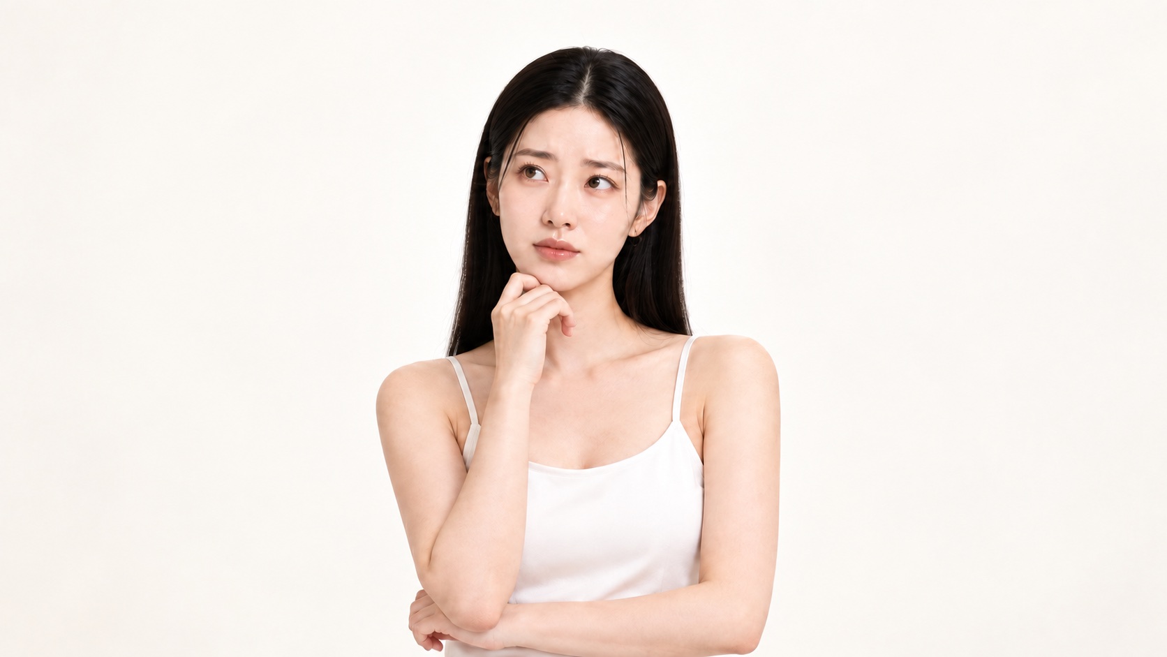 팔 라인을 고민하는 표정의 여성